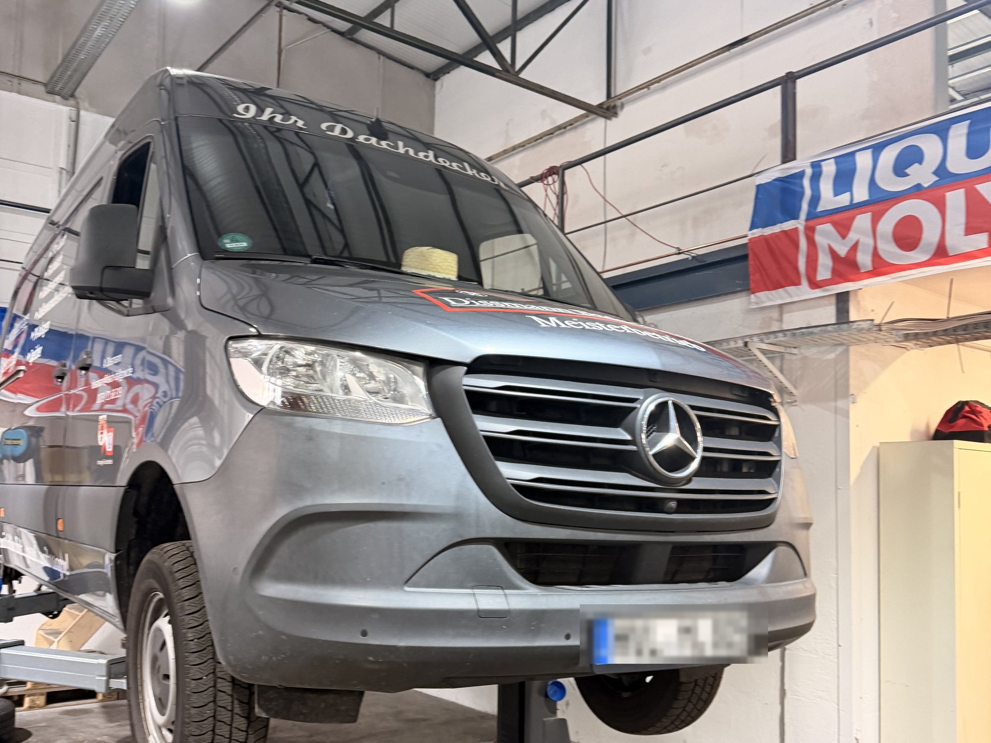 Mercedes-Benz Sprinter auf der Hebebühne bei MB Fahrzeugtechnik Klawin